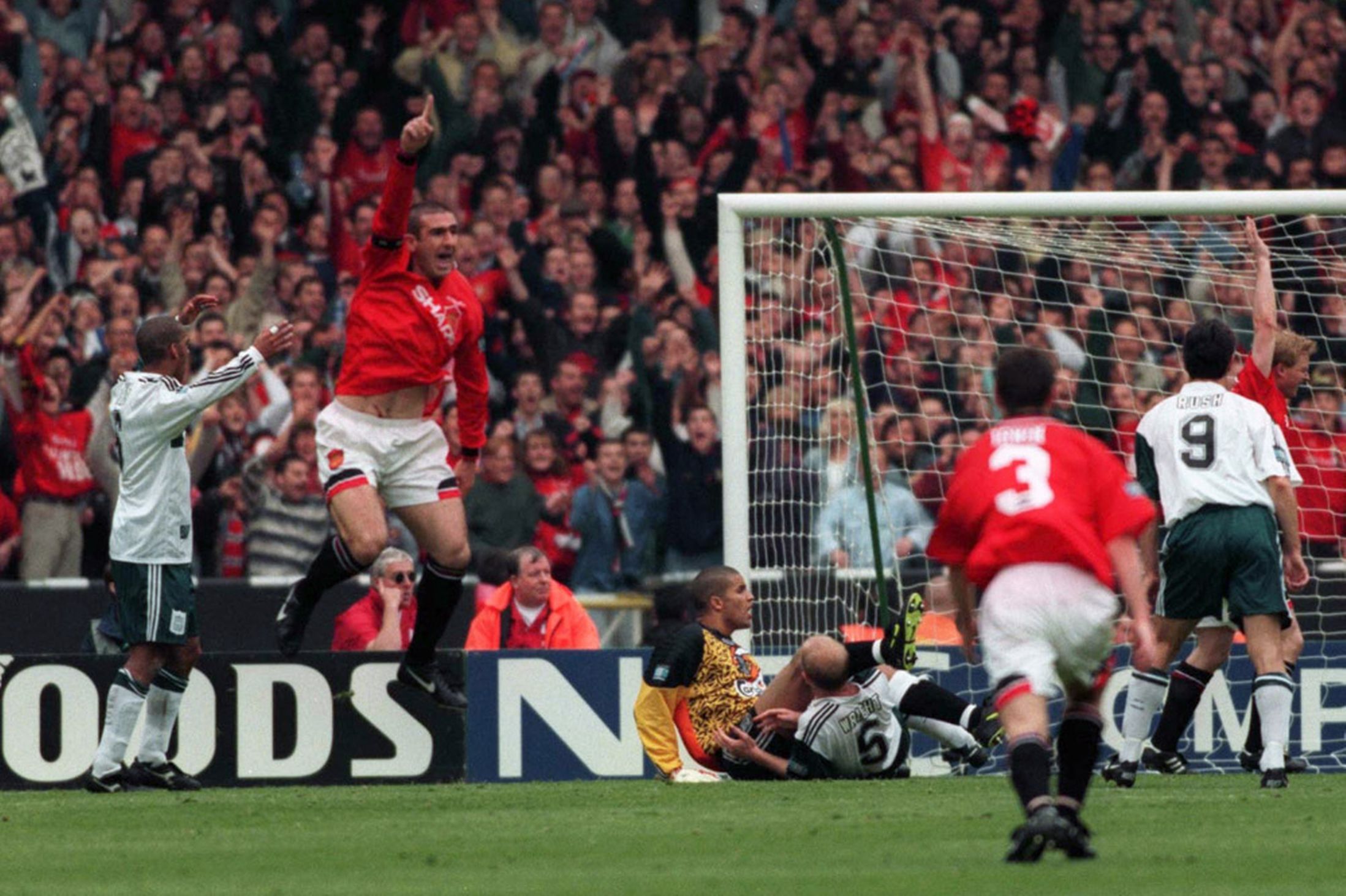 Eric%20Cantona%20scores%20in%20the%201996%20FA%20Cup%20Final%20at%20Wembley