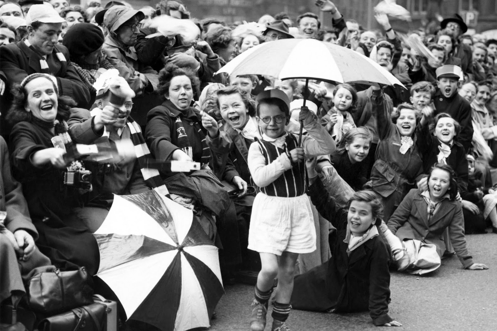 A-crowd-of-Aston-Villa-supporters-await-the-teams-arrival-with-the-FA-cup-outside-the-Town-Hall-May-1957-Credit-Mirror.jpg