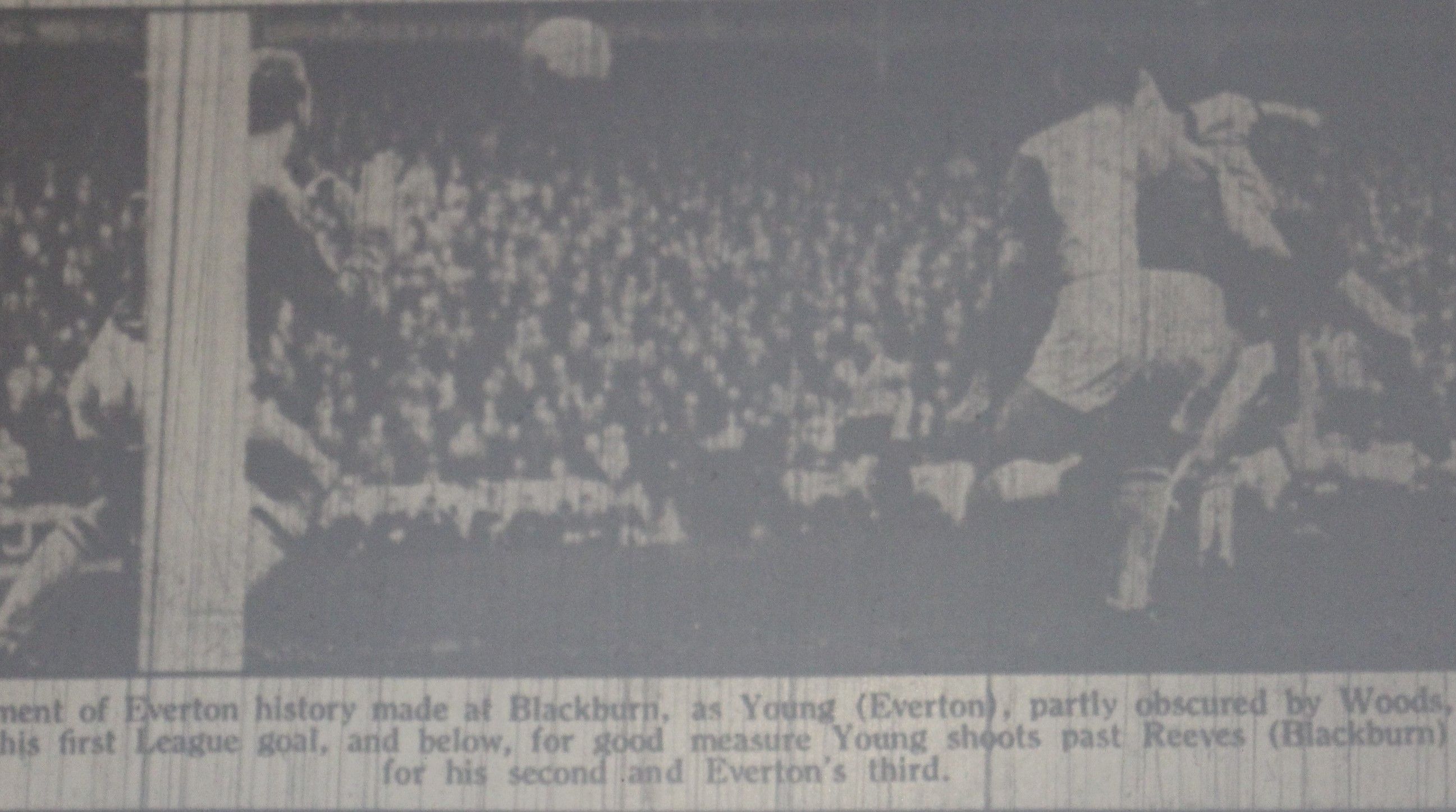 122 31.03.61 Young v B'burn (A) Alex Young, partly obscured by Woods, meets a cross from Roy V...JPG
