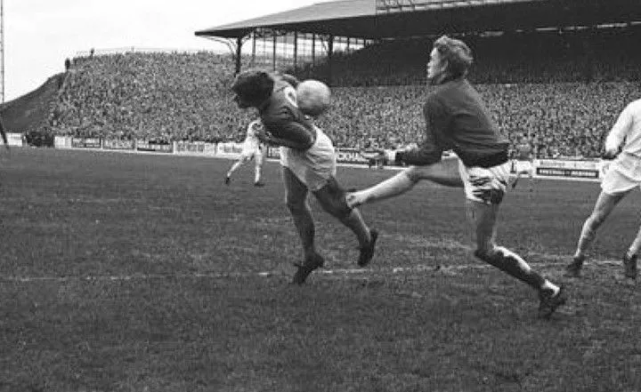 1397 23.11.68 Royle v Leeds (A) FIRST IN SEQUENCE - Joe Royle dives to head the ball almost o...webp