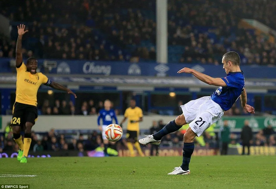1415309623026_wps_21_Everton_s_Leon_Osman_scor.webp