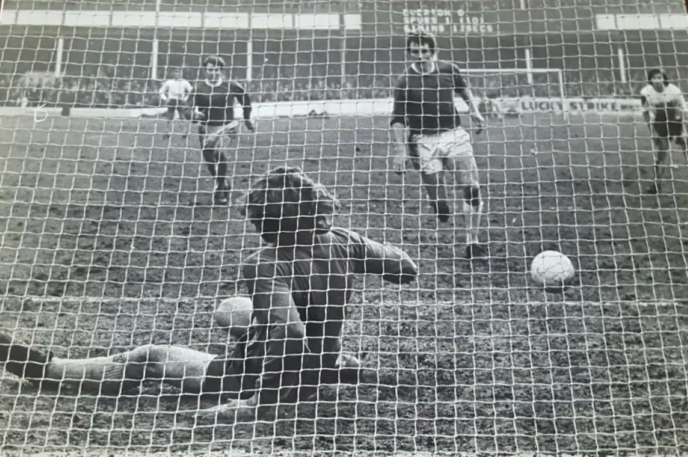 1817 01.03.72 Newton v Spurs (H) FIRST IN SEQUENCE - Pat Jennings blocks a Joe Royle penalty ...webp