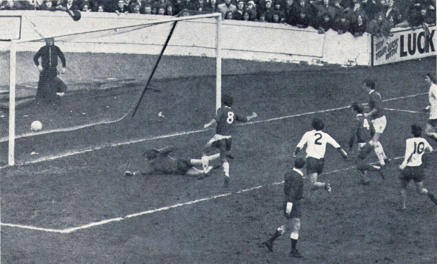 1818 01.03.72 Newton v Spurs (H) SECOND IN SEQUENCE - Henry Newton follows up to score after J...jpg