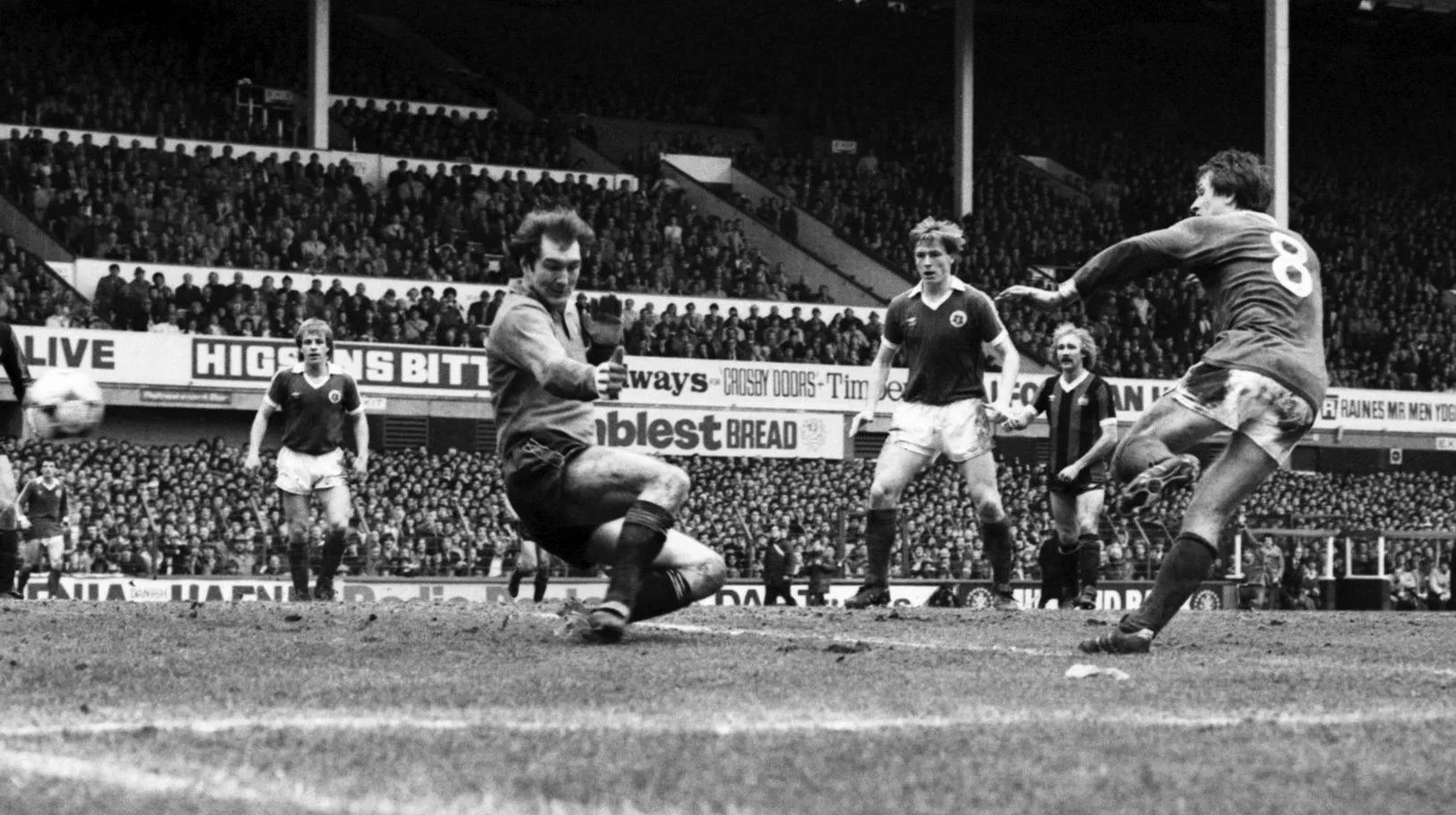 2631 07.03.81 Eastoe v Man.City (H) FA CUP Peter Eastoe slips the ball past Joe Corrigan to s...webp