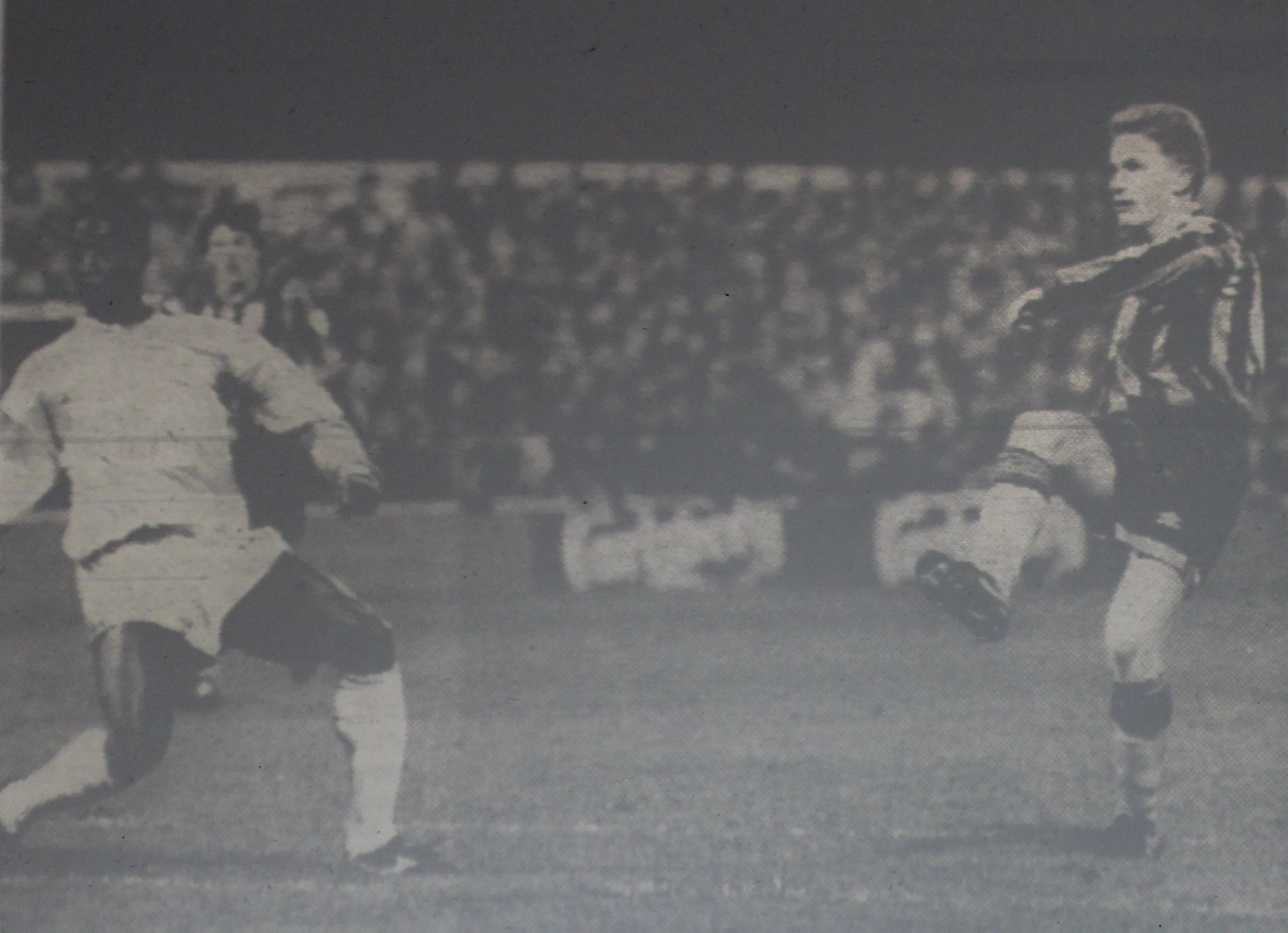 3873 28.12.92 Barlow v QPR (A) Stuart Barlow fires home his second  at QPR as it loops over t...webp