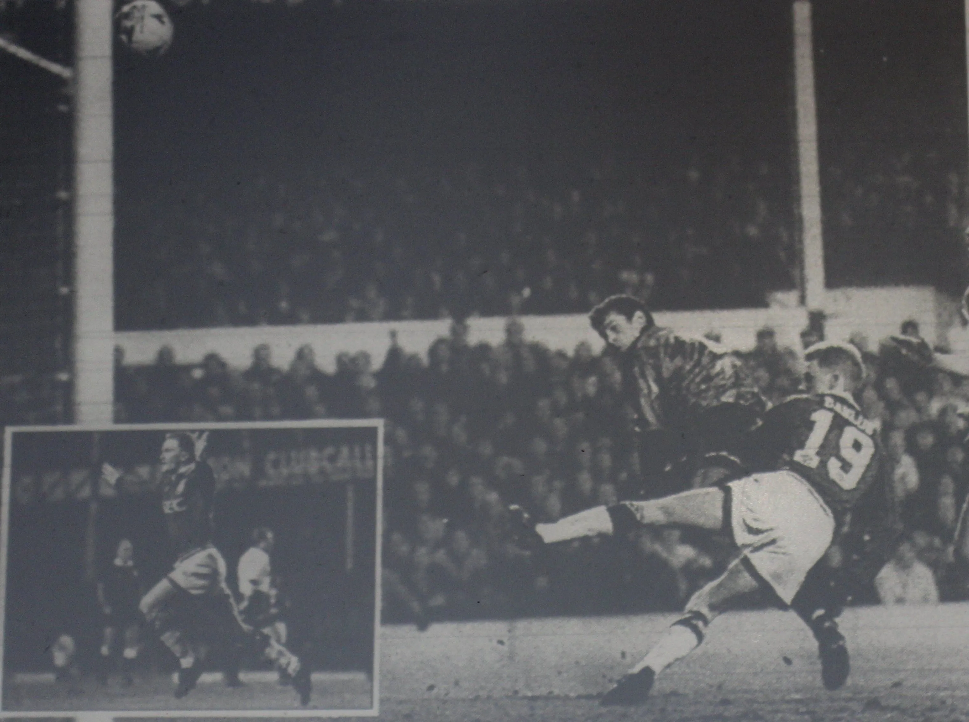 3949a 19.01.94 Barlow v Bolton (H) FA CUP Stuart Barlow stoops to head his, and Everton's sec...webp