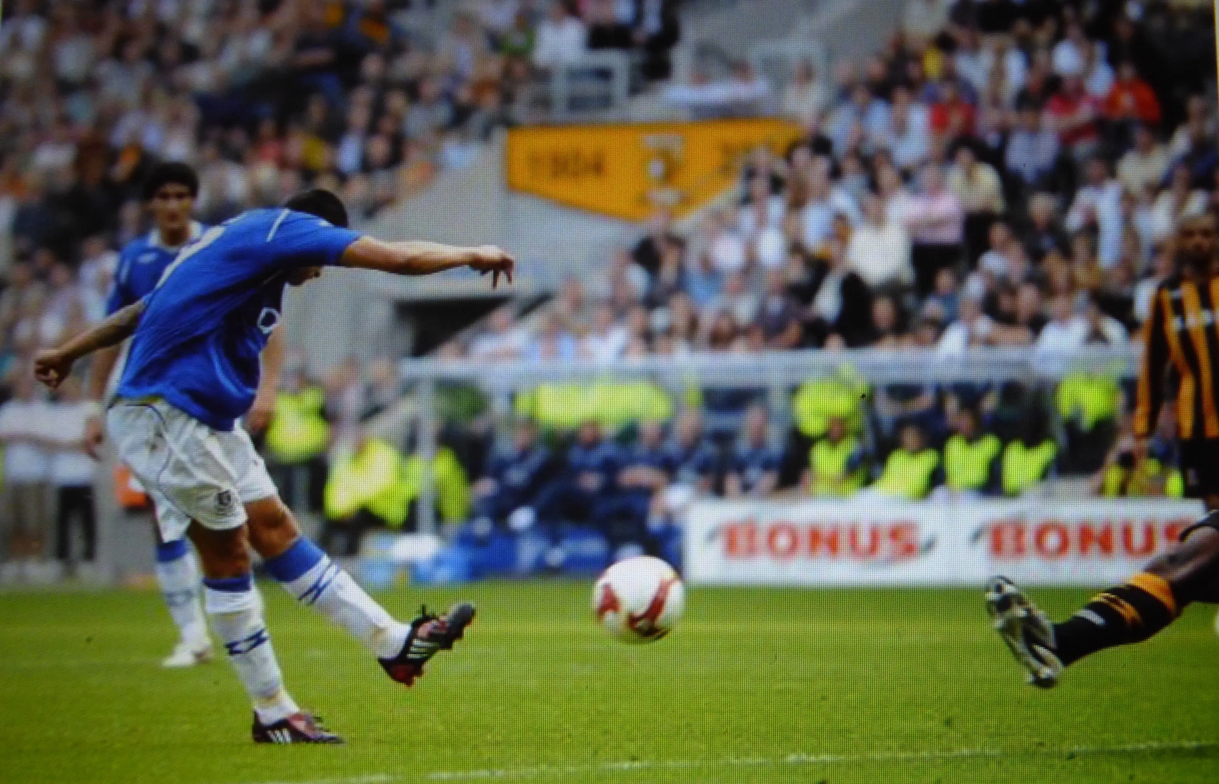 5065 21.09.08 Cahill v Hull (A) Tim Cahill crashes a shot against the underside of the crossb...webp