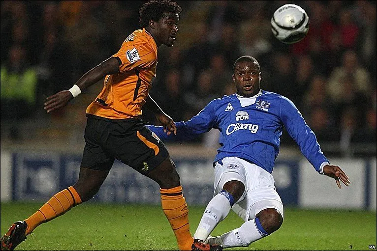 5191 23.09.09 Yakubu v Hull (A) CARLING CUP FIRST IN SEQUENCE - Yakubu curls the ball past Hu...webp