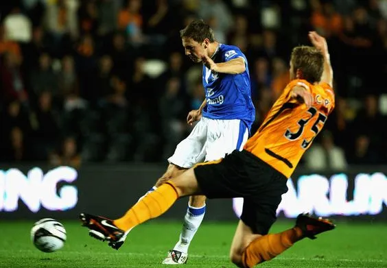 5194 23.09.09 Gosling v Hull (A) Dan Gosling strides forward to score Everton's third against...webp