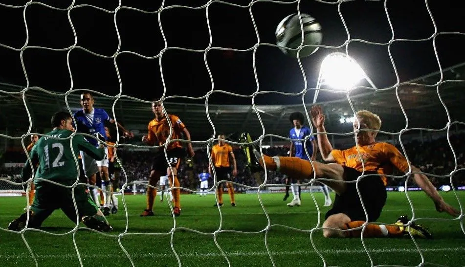 5195 23.09.09 Osman v Hull (A) CARLING CUP Leon Osman pokes home Everton's fourth and final g...webp