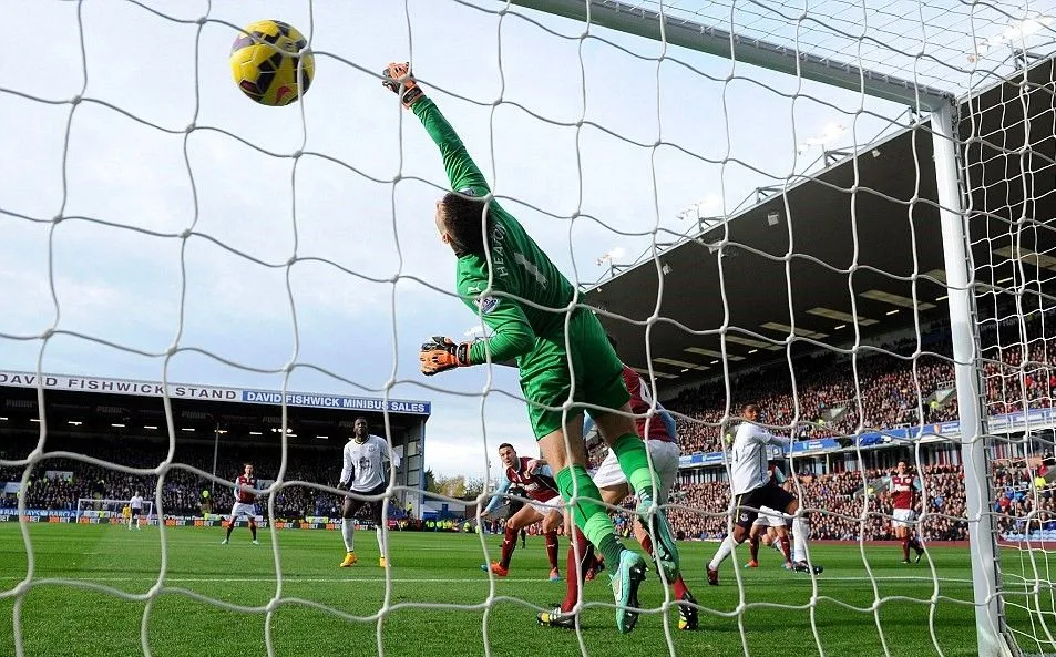 5754 26.10.14 Eto'o v Burnley (A) LAST IN SEQUENCE - Tom Heaton is beaten as a header from Sa...webp