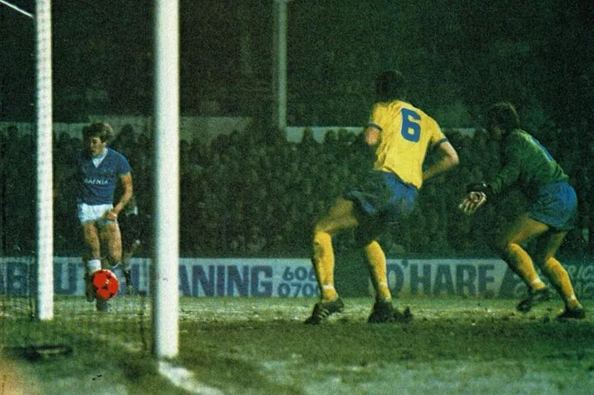 840124 Inchy squeezes one in against Oxford in the Milk Cup 5th round replay, 24 January 1984.webp