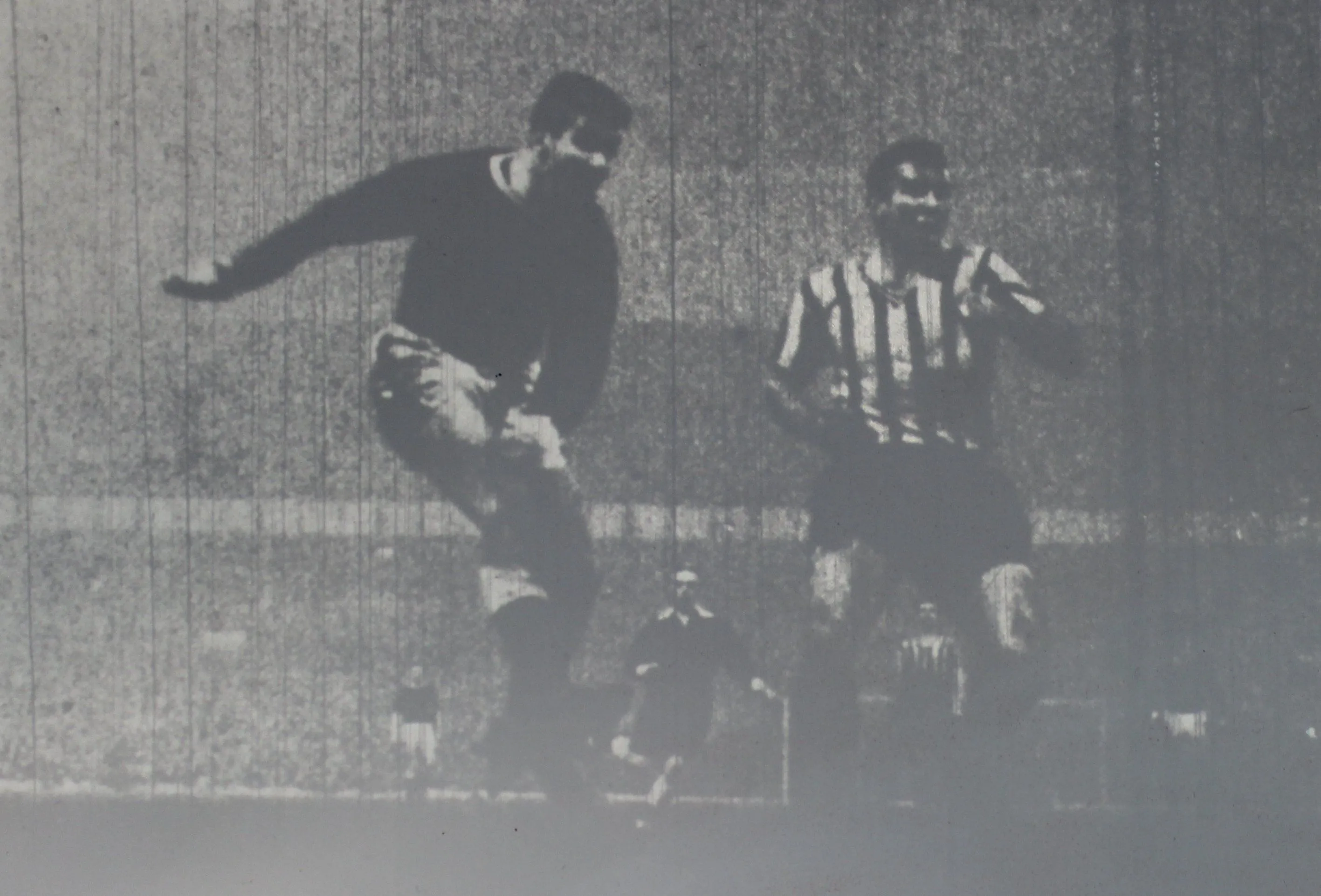 951 7.01.64 Scott v Hull (H) FA CUP Alex Scott beats Butler to crack home Everton's equaliser...webp
