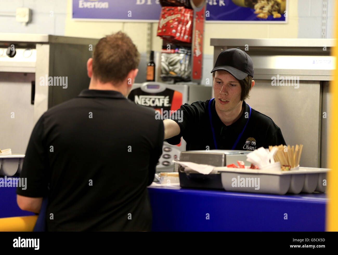 an-everton-fan-buys-food-and-drink-at-goodison-park-before-the-game-G5CK5D.jpg