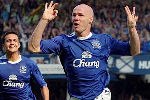 andy-johnson-tells-liverpool-fans-the-score-in-the-2006-goodison-derby-620-520074736.jpg