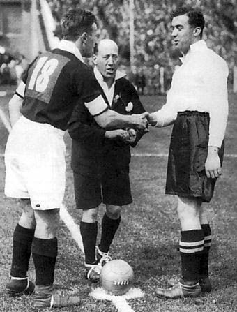 Everton_v_manchester_captains_1933_final.jpg