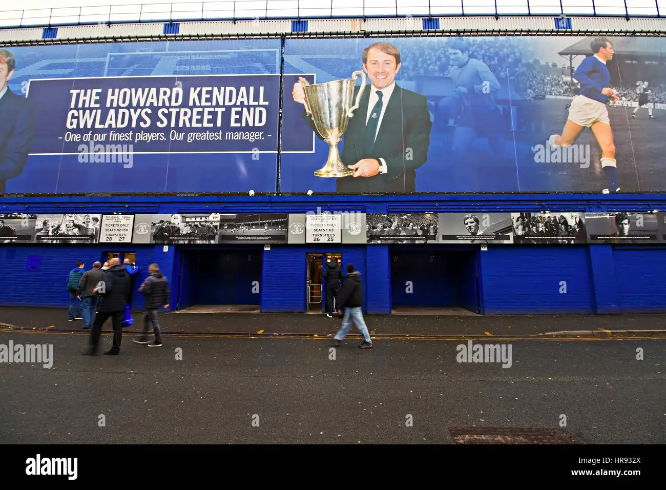 giant-mural-of-howard-kendall-the-former-everton-player-and-manager-HR932X.webp