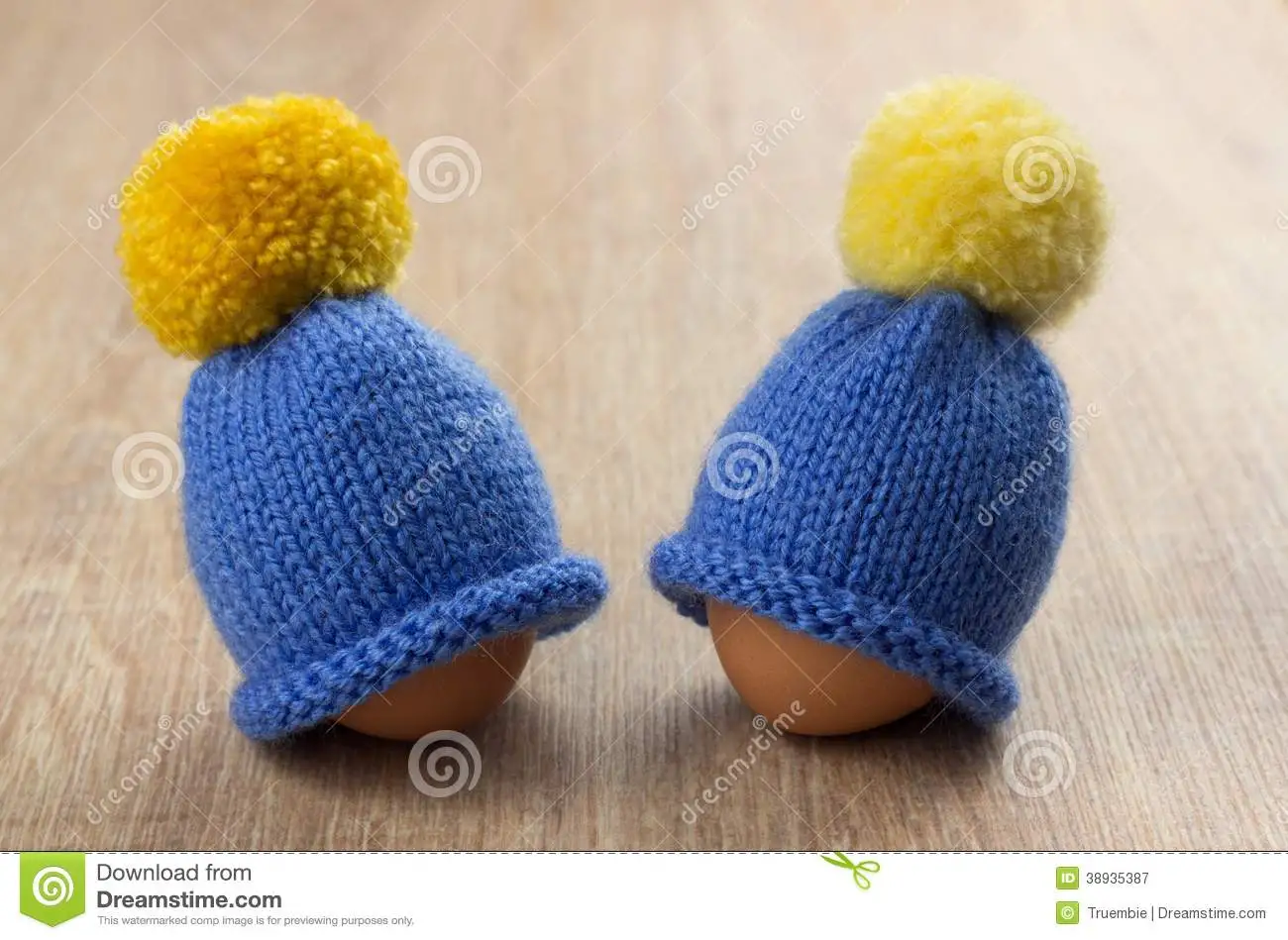 hats-eggs-knitted-egg-warmers-yellow-pompoms-38935387.webp