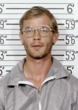 Jeffrey_Dahmer_Milwaukee_Police_1991_mugshot (1).webp