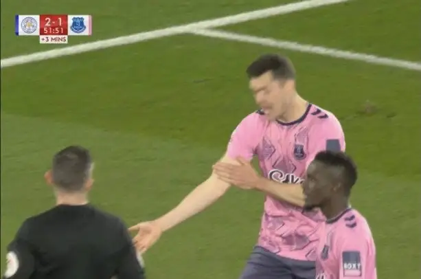 michael-keane-tries-to-convince-michael-oliver-its-not-v0-9UOd8ofG5MgPqt0M0N_PraSMS7s6eFUq-el...webp