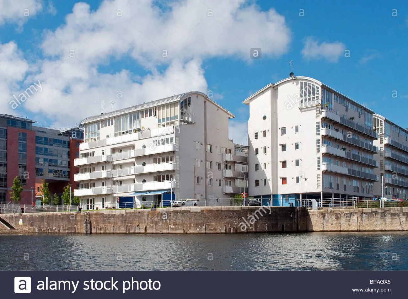 new-modern-apartments-at-the-albert-dock-in-liverpool-england-uk-BPAGX5.webp