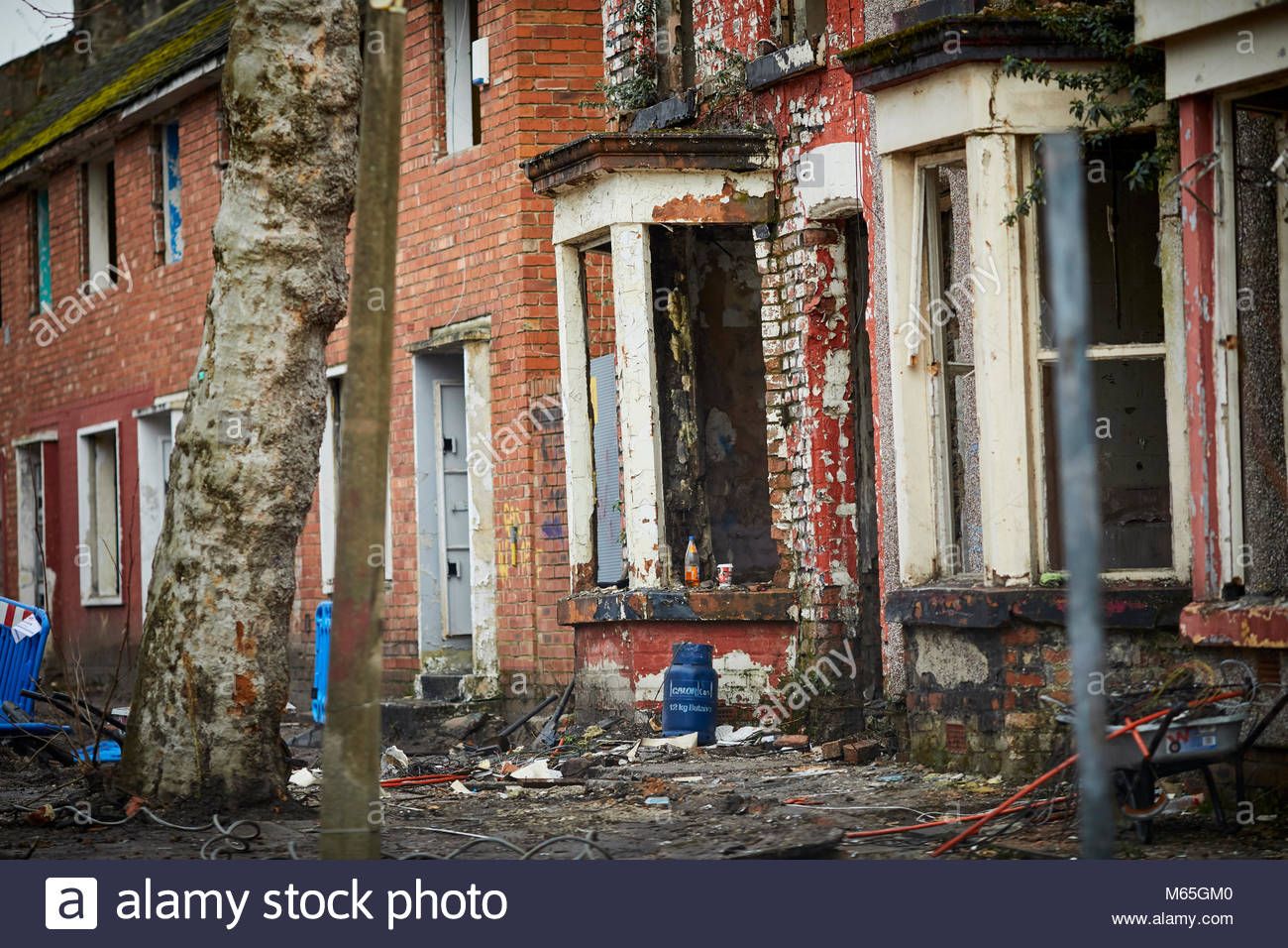 the-welsh-street-area-being-refurbished-terraced-houses-being-brought-M65GM0.jpg
