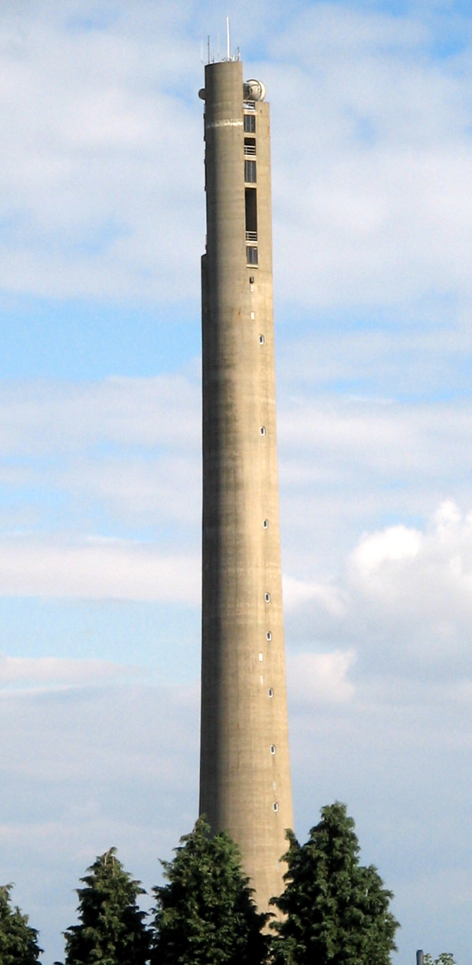 Northampton_Express_Lift_tower.jpg