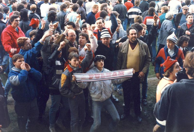 Fulham_pitch_invasion_1987.jpg