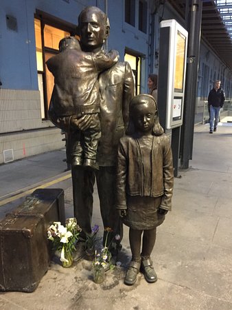 nicholas-winton-monument.jpg