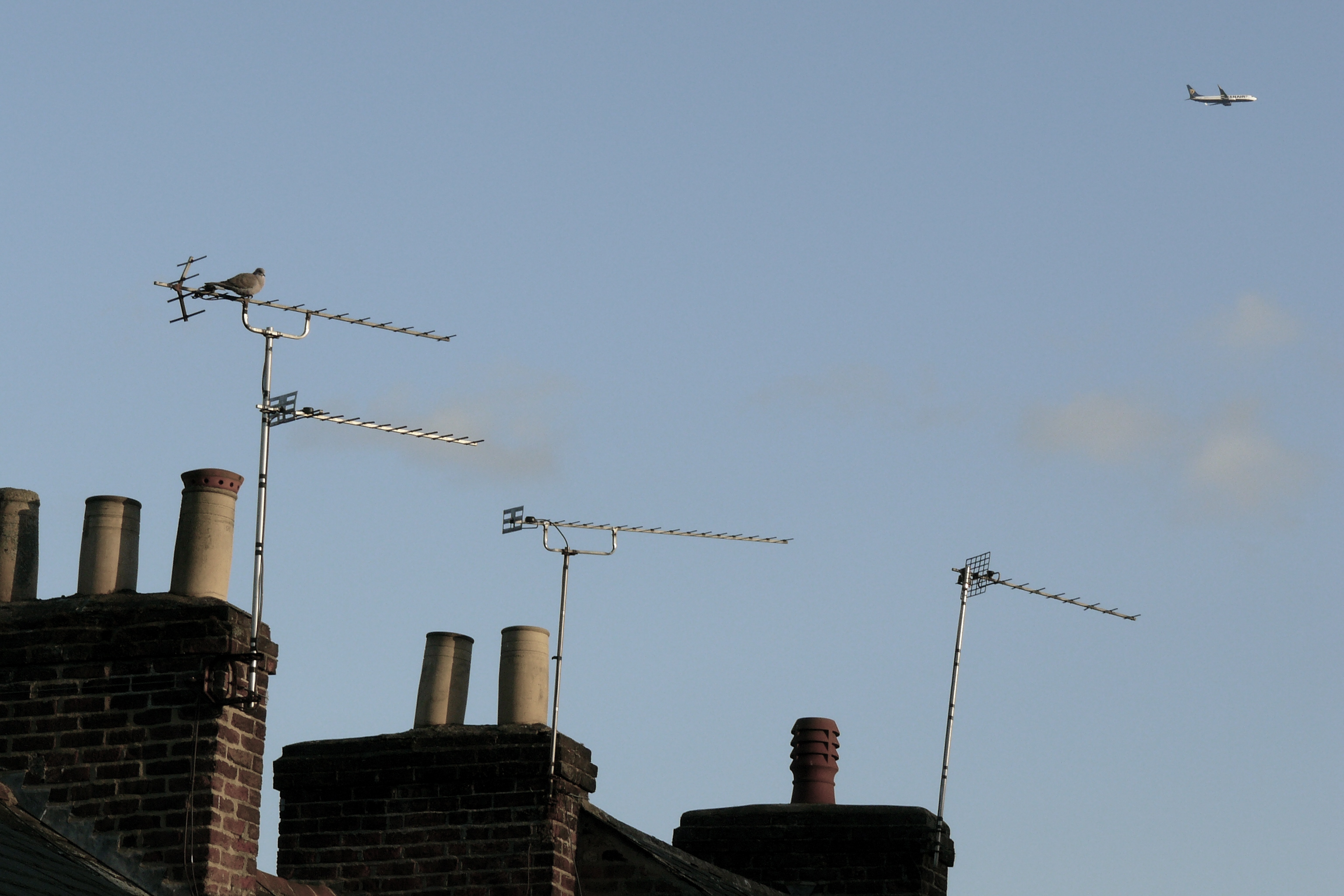 Television_aerials_mounted_on_chimneys.jpg