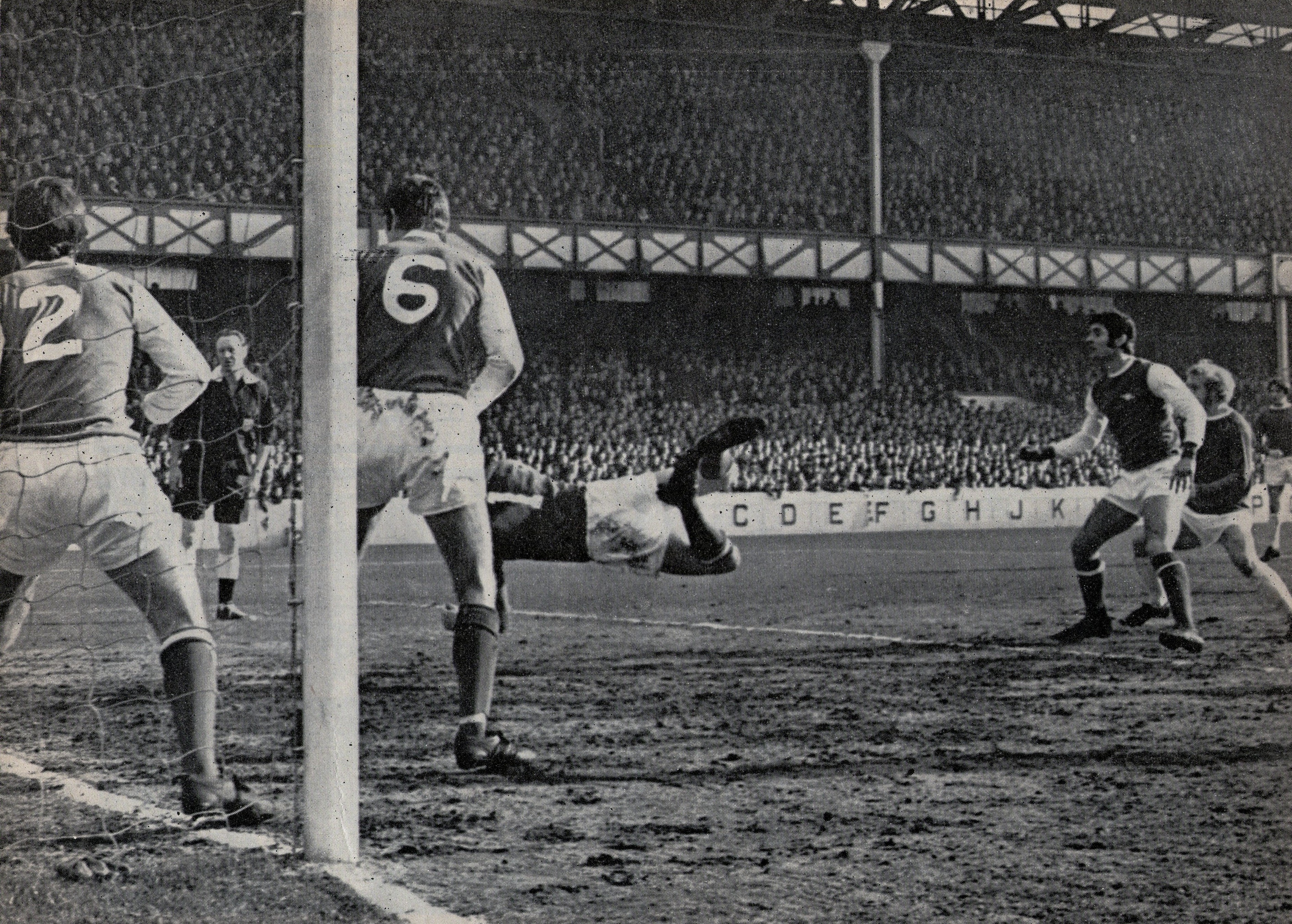 Everton%20v%20Arseal%201969%2070%20whittle%20scored.jpg