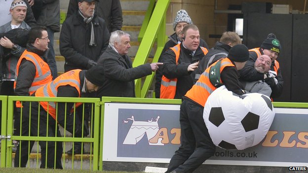 _80881939_caters_grimsby_headlock_01.jpg