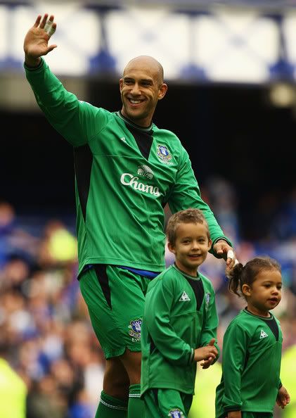 Tim-Howard-and-kids.jpg