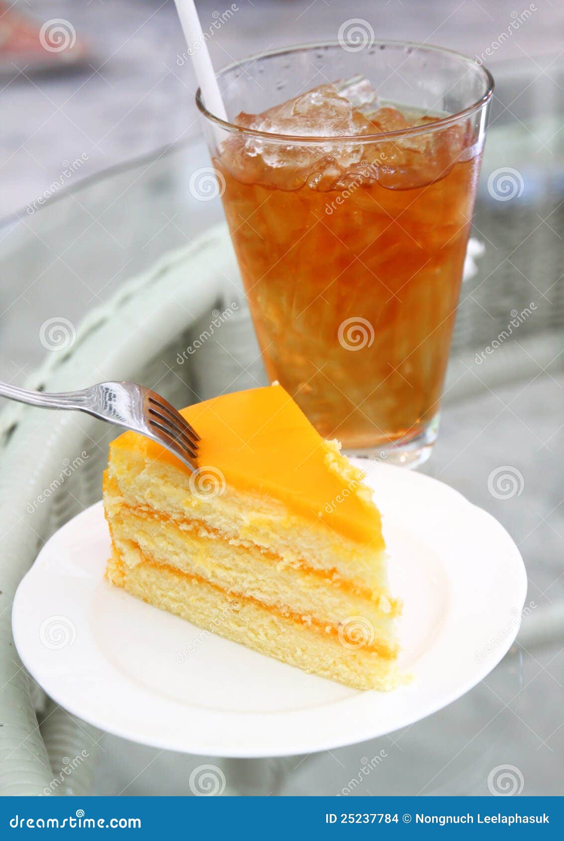orange-cake-iced-tea-25237784.jpg