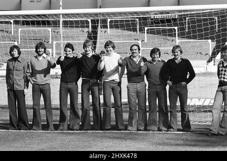Eight of the Everton side to play in the League Cup Final match against Aston Villa, pictured in the goalmouth at Wembley Stadium. George Telfer, Roger Kenyon, David Jones, Ken McNaught, David Lawson, Terry Darracott, an Everton fan and Mike Bernard leaning against the goal post. 11th March 1977. - Stock Image Eight of the Everton side to play in the League Cup Final match against Aston Villa, pictured in the goalmouth at Wembley Stadium. George Telfer, Roger Kenyon, David Jones, Ken McNaught, David Lawson, Terry Darracott, an Everton fan and Mike Bernard leaning against the goal post. 11th March 1977. - Stock Image