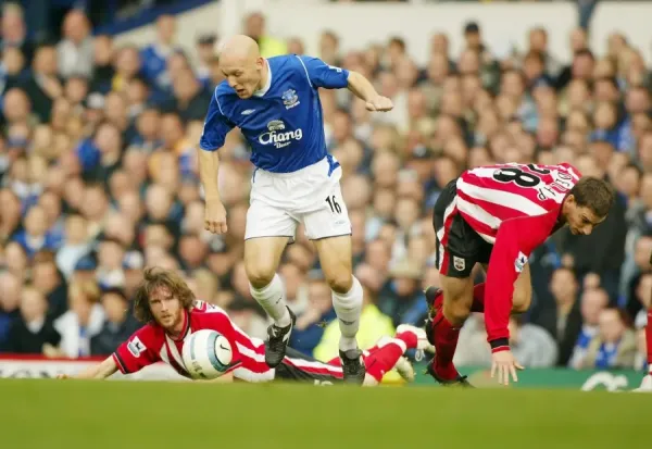 thomas-gravesen-beats-rory-delap-and-mikael-60067.jpg
