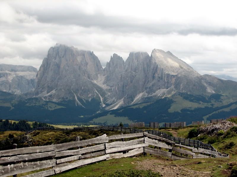 00908_dolomiteshike_1024x768.jpg