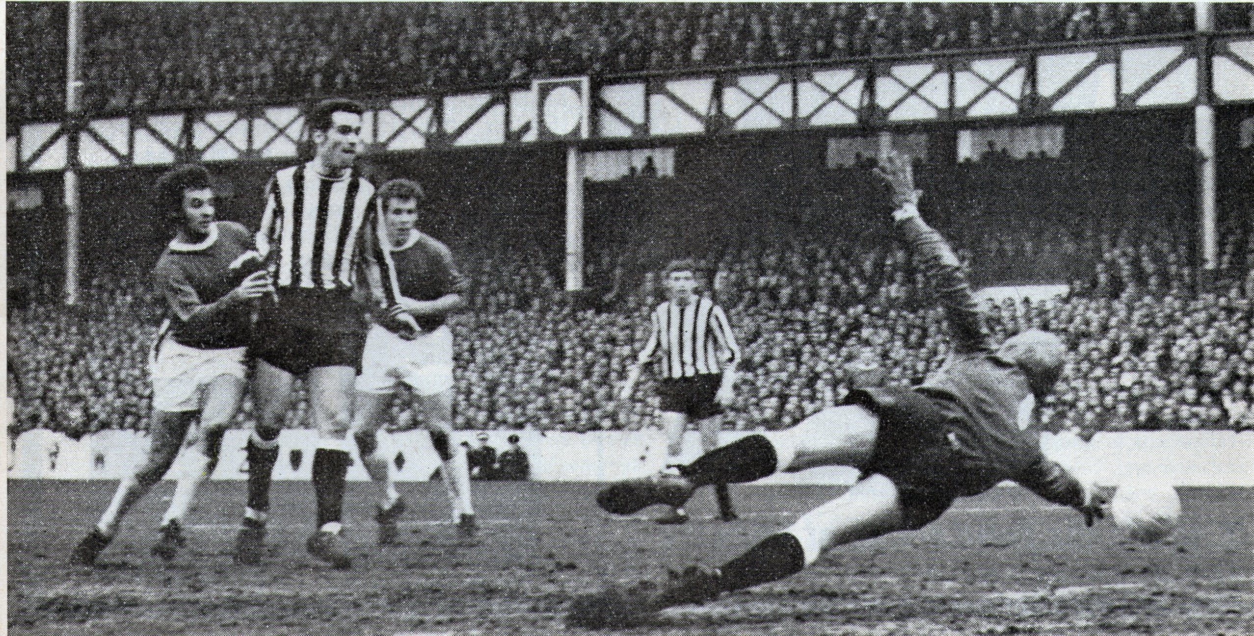 Whittle%20shot%20goes%20close%20v%20Newcastle%201969%2070.jpg