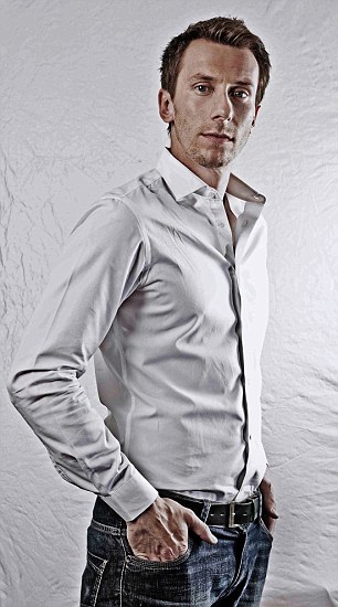 article-2230982-15F57EE1000005DC-202_306x550.jpg