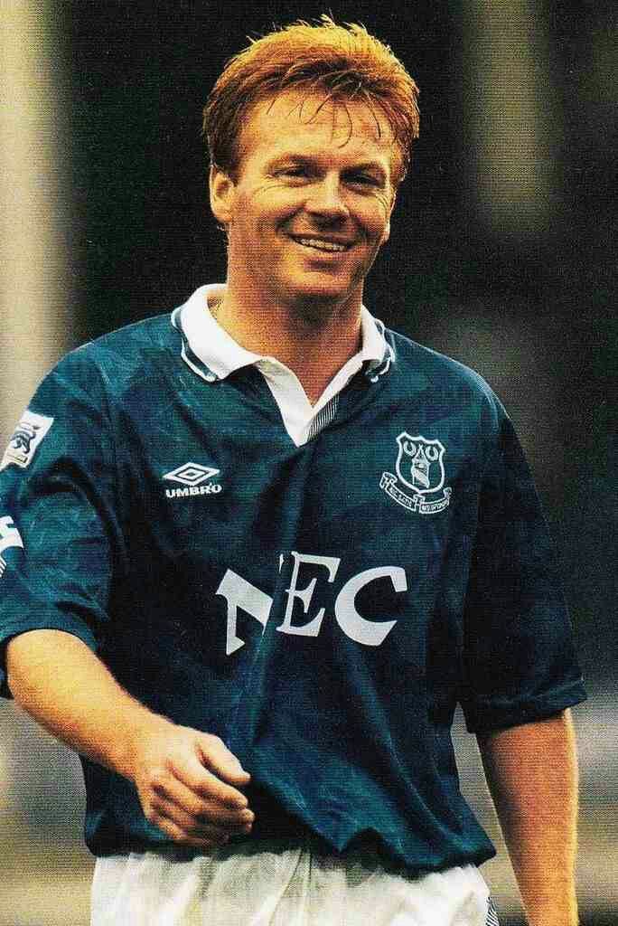 422be16b673bf8829346c3289c43bae5--retro-football-everton.jpg