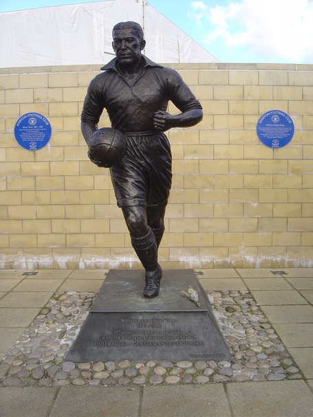 9_STATUE_OF_DIXIE_DEAN_GOODISON_PARK__EVERTON_medium.jpg
