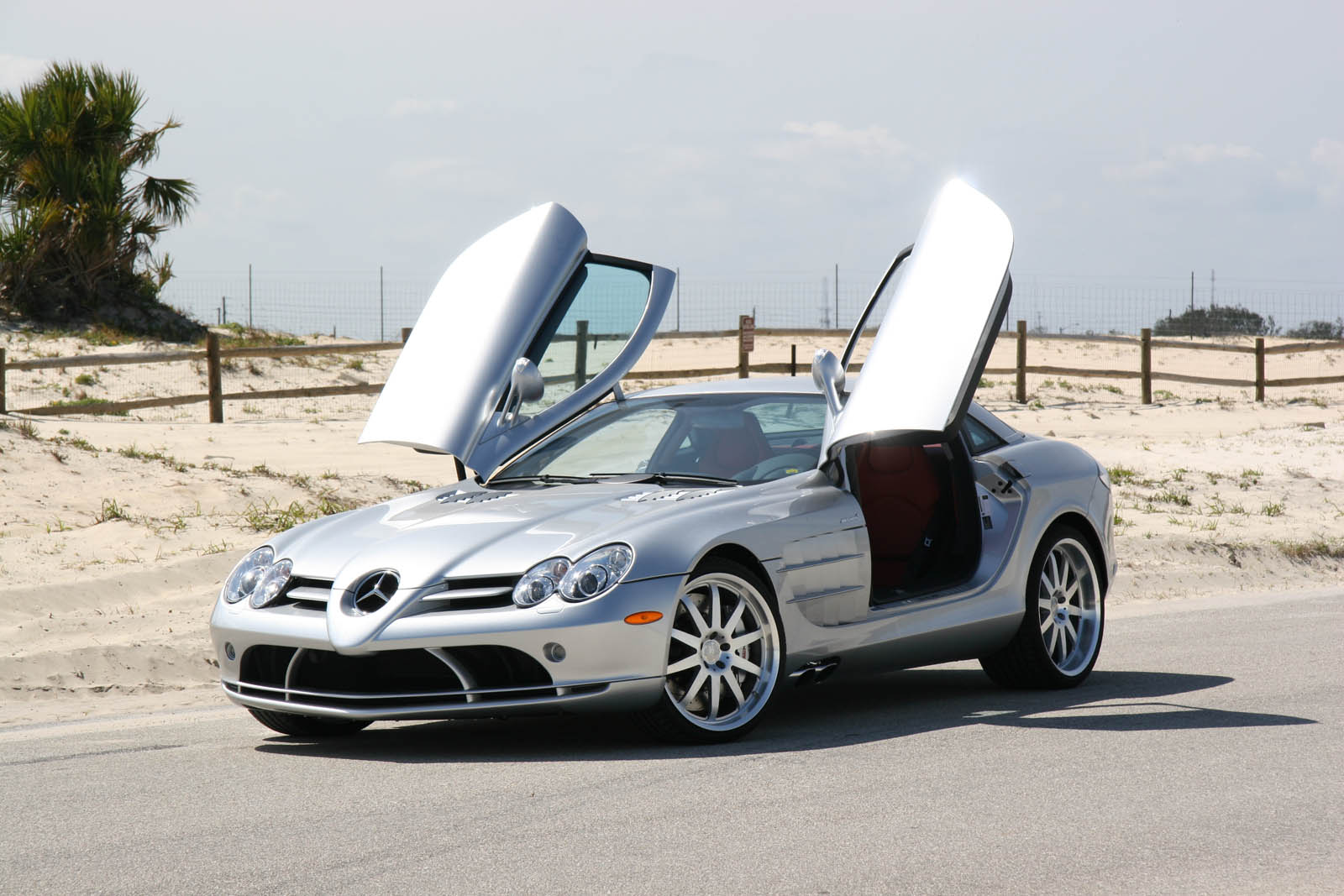 11747-2006-Mercedes-Benz-SLR.jpg