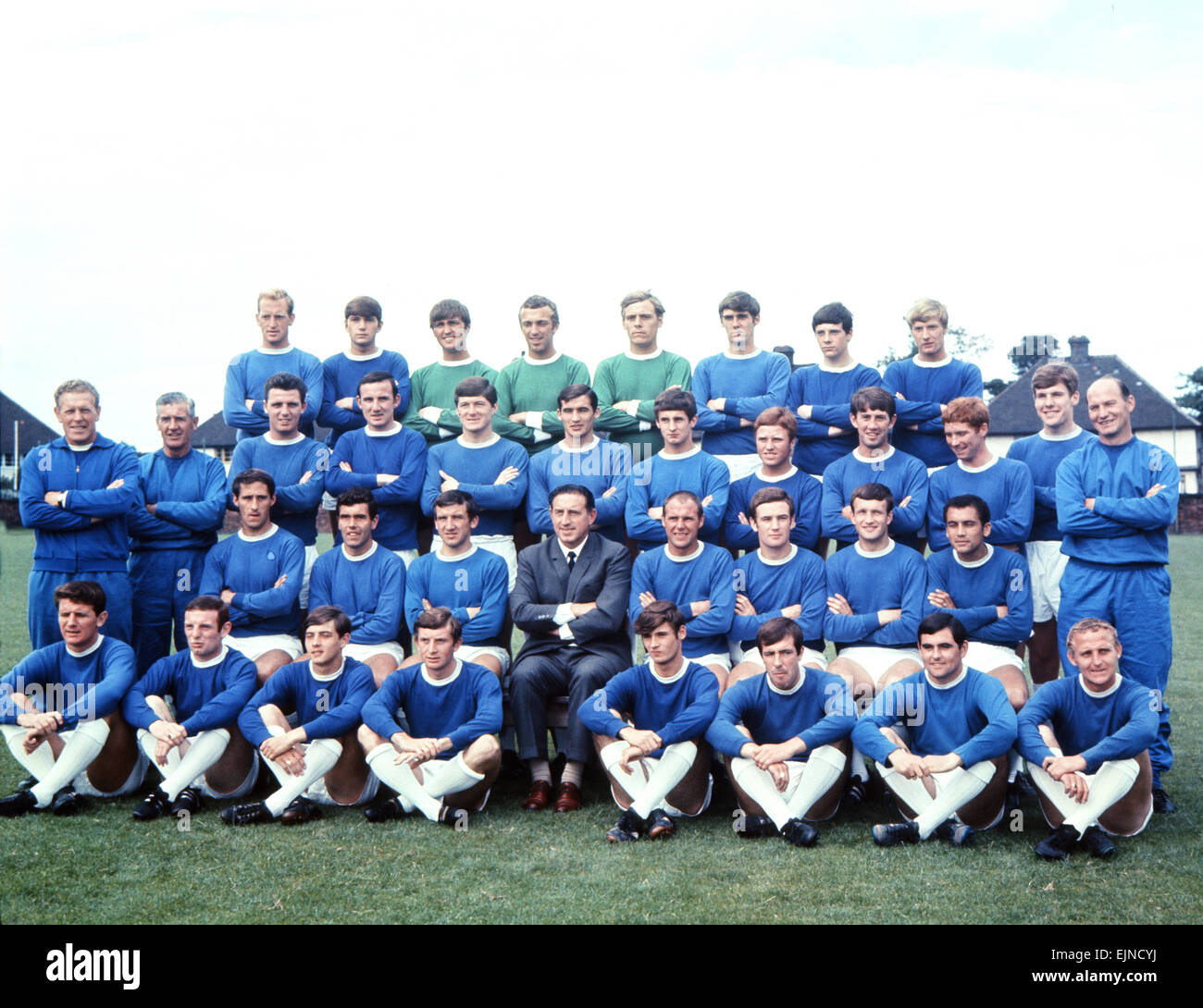 everton-squad-pose-for-a-group-photograph-back-row-left-to-right-sandy-EJNCYJ.jpg