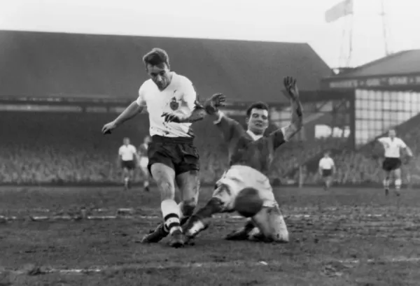 boltons-ray-parry-is-challenged-by-evertons-8359699.jpg