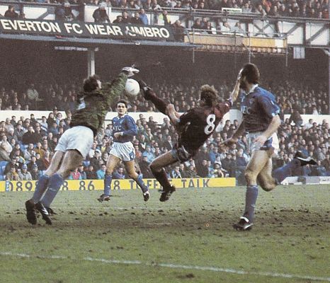 everton-away-1990-to-91-action2.jpg