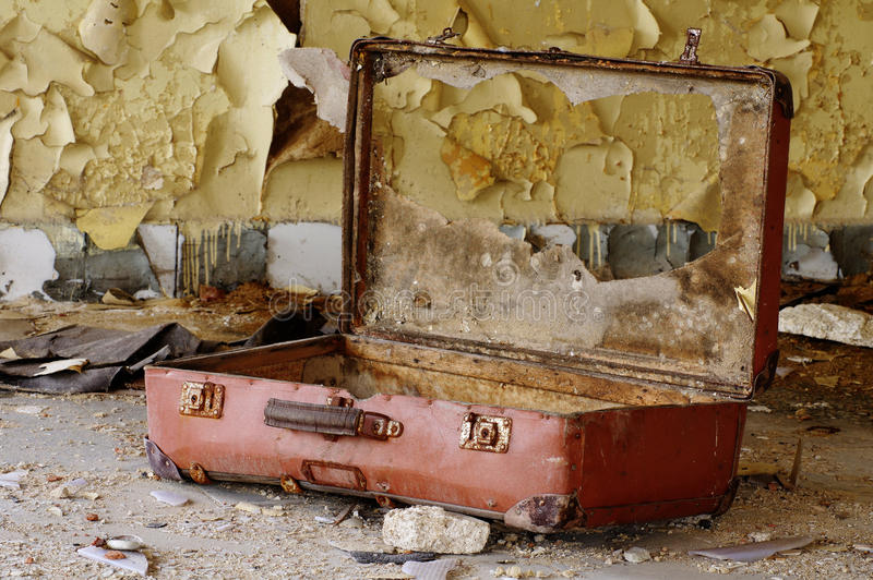 old-broken-suitcase-still-life-45396841.jpg