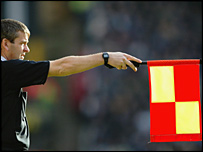 _40698921_linesman_offside203.jpg