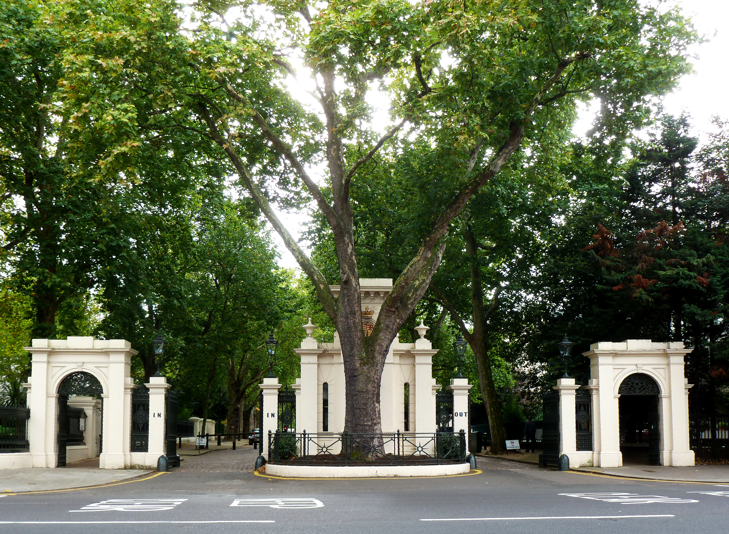 Entrance_area_to_Kensington_Palace_Gardens.jpg