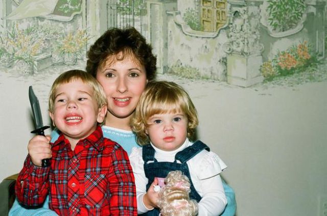 weird_and_kinda_creepy_family_portraits_640_15.jpg