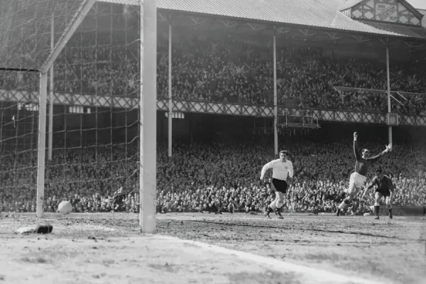 roy-vernon-scores-for-everton-against-fulham-7655525.jpg